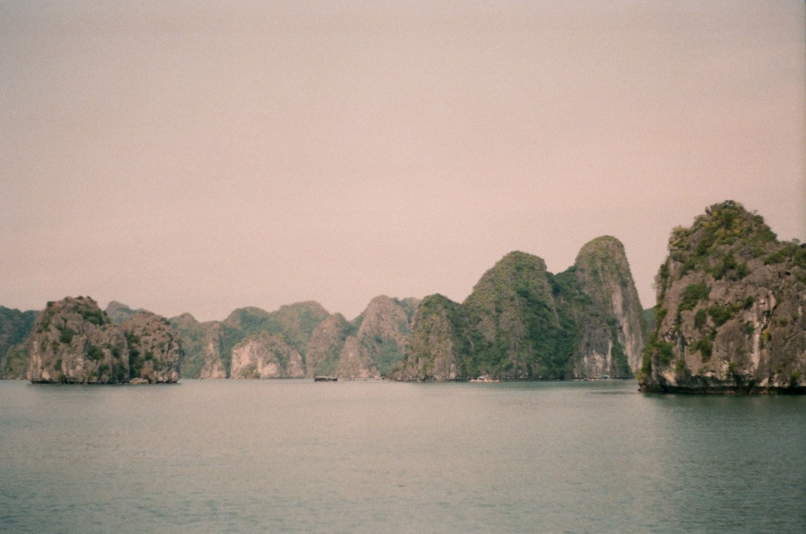 Zatoka Ha Long - Wietnam. Zdjęcie analogowe | OlaRosa.com
